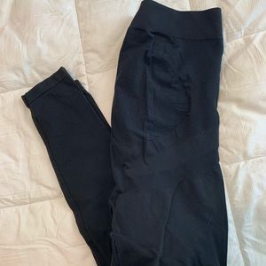 MATERNITY Blanqi maternity leggings.